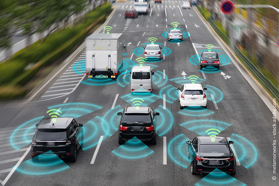 Des voitures, transporteurs et poids lourds autonomes circulent au milieu du trafic routier.