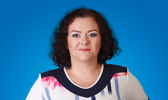 Eliza Wyrwich travaille dans le service comptabilité, facturation et recouvrement chez Mega Pol Trans à Pila et mise sur le serv