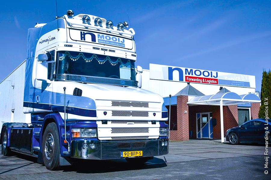 Les poids lourds à double plancher de chargement de la société Mooij Forwarding & Logistics B.V.