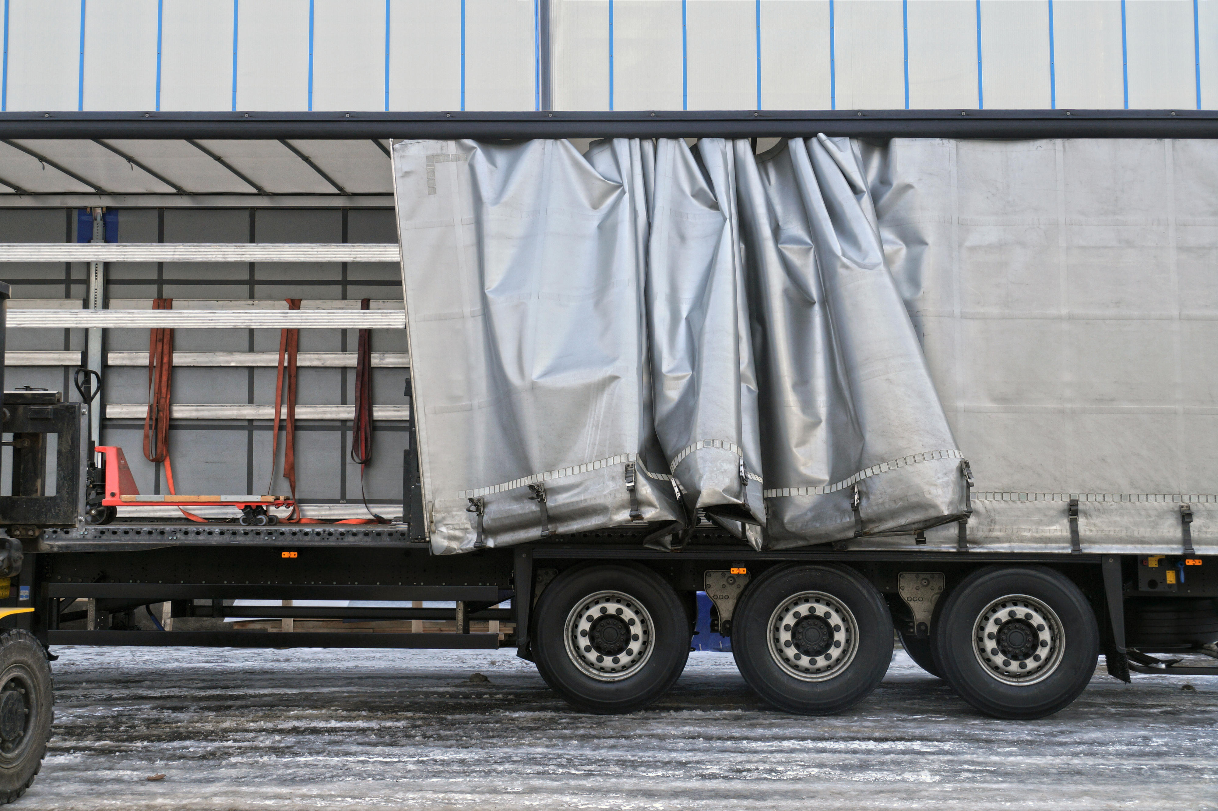 Camion à rideaux latéraux